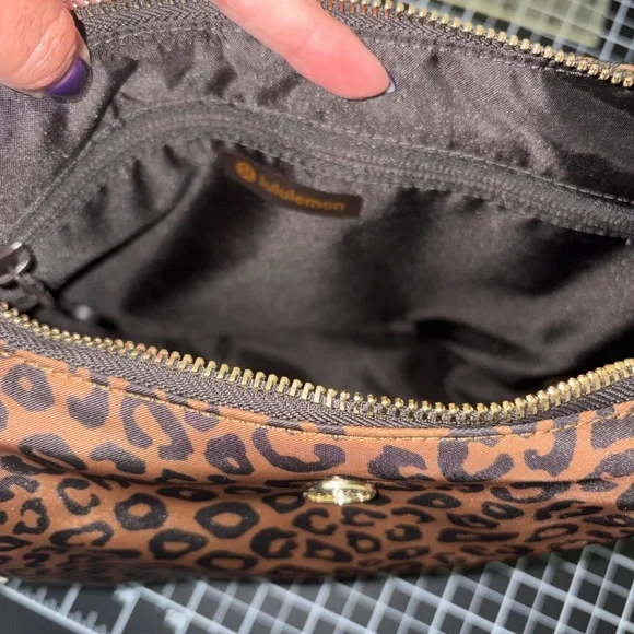 Lululemon Slouchy Sling Bag 6L - leopard - Picture 4 of 7